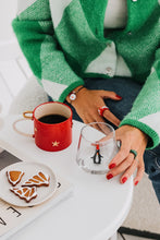 Load image into Gallery viewer, Verre Pingouin au Bonnet de Noel 🐧